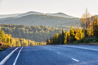 Sheregesh, Sibirya, Rusya 'da gün batımında dağ yolu