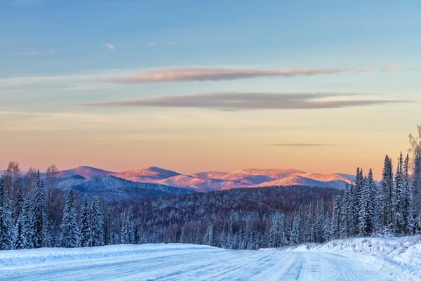 Pôr Sol Inverno Topo Montanha Sheregesh Sibéria Rússia — Fotografia de Stock
