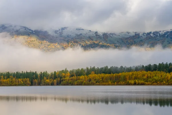 Λίμνη στο φθινόπωρο cloudscape βουνό στο παρασκήνιο — Φωτογραφία Αρχείου