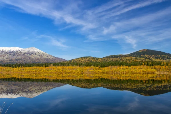 See im Herbst Wolkenlandschaft Berg im Hintergrund — Stockfoto