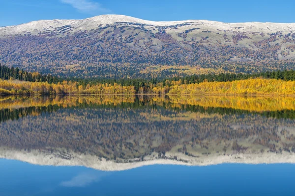 See im Herbst Wolkenlandschaft Berg im Hintergrund — Stockfoto