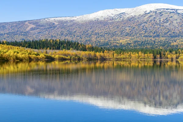 Göl sonbahar cennet dağ içinde belgili tanımlık geçmiş
