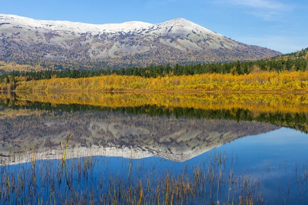 Göl sonbahar cennet dağ içinde belgili tanımlık geçmiş