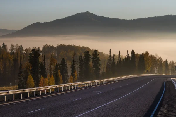 ロシア シベリアのシェレゲシュの日没時の山道 — ストック写真