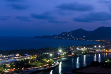 Akşamları şehrin aydınlattığı ada manzarası 