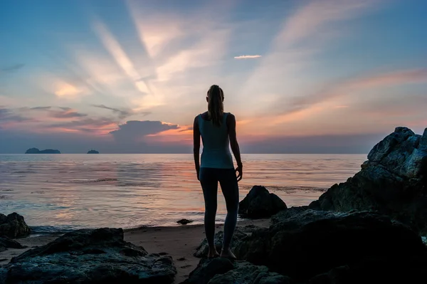 Silueta joven mujer de pie en la playa y ver la puesta de sol en una isla tropical Koh Samui, Tailandia —  Fotos de Stock