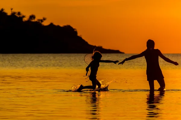 Ung Mor Och Litet Barn Promenader Havet Vid Solnedgången Tropiska — Stockfoto