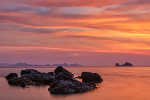 Puesta de sol de colores sobre el mar — Foto de Stock