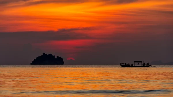 Puesta de sol de colores sobre el mar — Foto de Stock