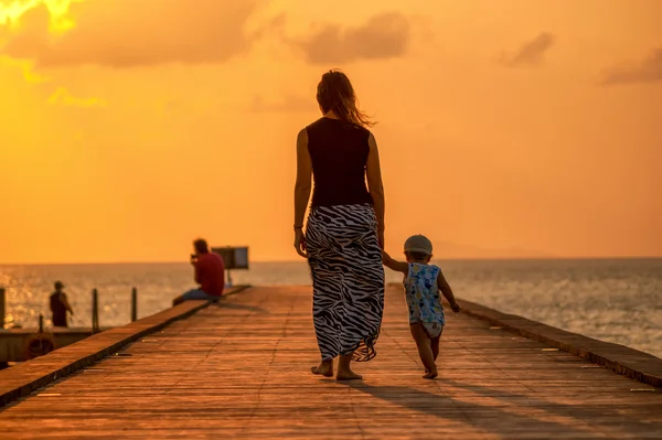 Anne Çocuğun Gün Batımında Iskelede Yürüdükleri Arka Plan — Stok fotoğraf