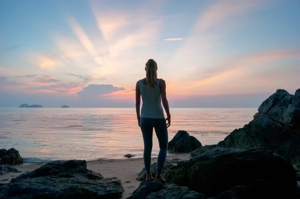 ビーチの上に立って、熱帯の夕日を見てシルエット若い女性島サムイ島、タイ — ストック写真