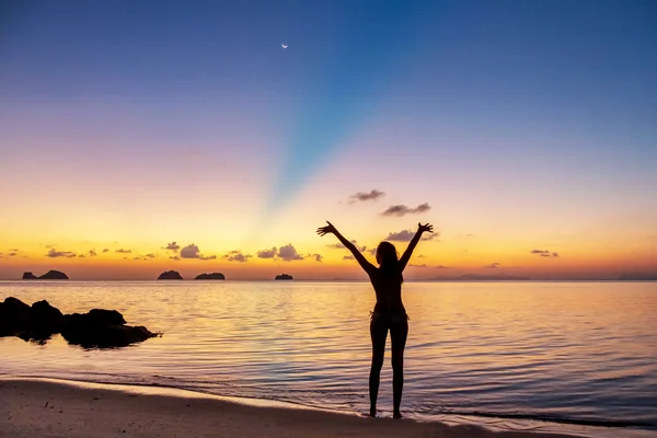 Силует молода жінка, стоячи на пляжі і заходом сонця на справжній тропічний острів Кох Самуї, Таїланд — стокове фото
