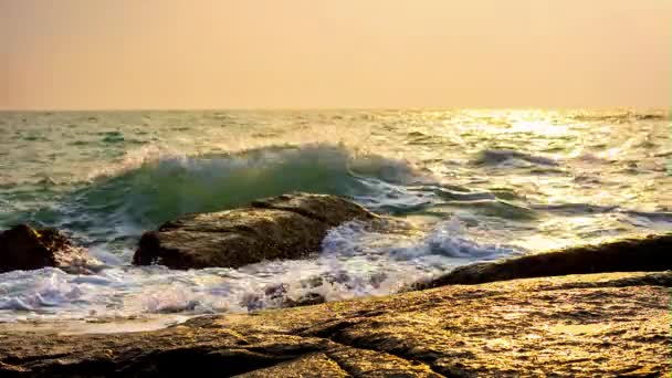 Sea surf på sunrise på klipporna i tropiska ön Koh Samui, Thailand — Stockvideo