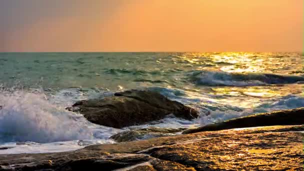 Surf θάλασσα στην Ανατολή του ήλιου πάνω στα βράχια του ένα τροπικό νησί Koh Samui, Ταϊλάνδη — Αρχείο Βίντεο