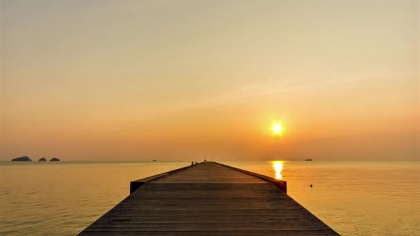 人们在日落时分在苏梅岛，泰国在码头上走。4 k 延时 — 图库视频影像