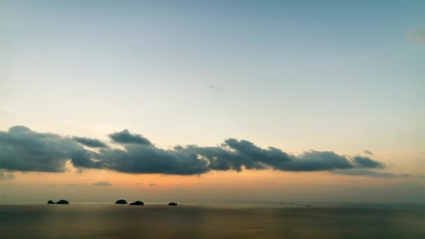 Tropische zonsondergang over de zee en eilanden op Koh Samui, Thailand 4k time-lapse — Stockvideo