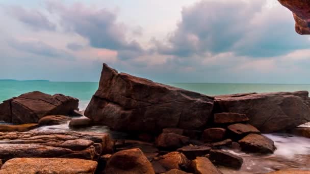 Soluppgången över havet och klipporna moln i bakgrunden på Koh Samui, Thailand — Stockvideo