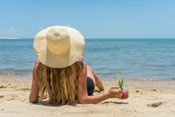 Jovem relaxante em uma praia tropical — Fotografia de Stock