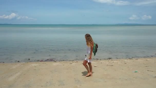 在与一台笔记本电脑的热带海滩上行走的年轻白种人女人 — 图库视频影像