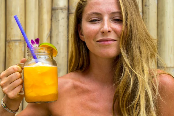 Jovem segurando um frasco de suco fresco — Fotografia de Stock