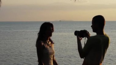 Genç çift karışık tablete fotoğraflandı