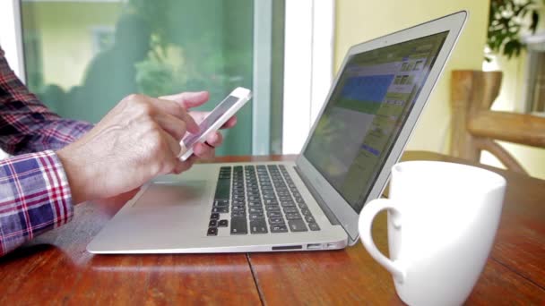 Homem digitando no laptop e telefone ao ar livre — Vídeo de Stock