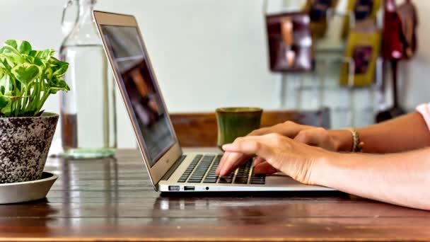 Kobieta siedzi na kawiarnię na świeżym powietrzu i pracy na laptopie — Wideo stockowe