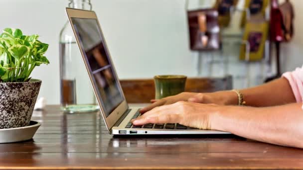 Mulher sentada em um café ao ar livre e trabalhando em laptop — Vídeo de Stock