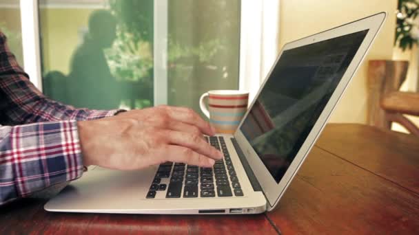 Człowiek, pisania na laptopa i telefonu na zewnątrz — Wideo stockowe