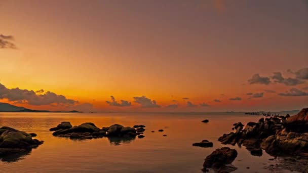 Pôr do sol tropical sobre o mar e falésias em Koh Samui, Tailândia — Vídeo de Stock