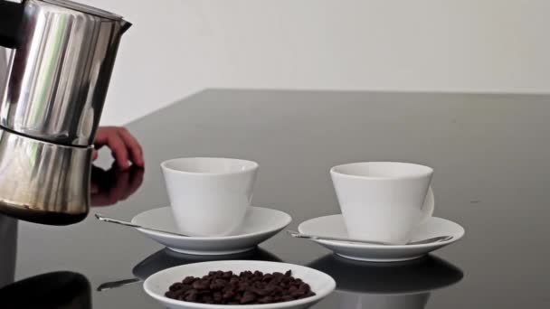 Мужчина наливает кофе в чашку — стоковое видео