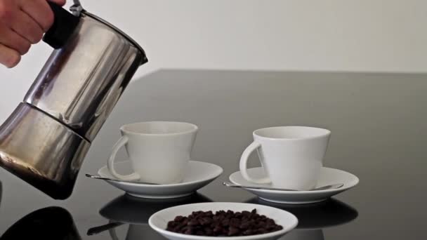 Mann schüttet Kaffee in Tasse — Stockvideo