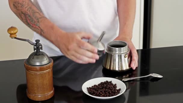 Man förbereder kaffebönor för matlagning — Stockvideo