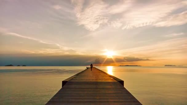 Menschen Auf Dem Pier Während Der Hochzeit Bei Sonnenuntergang Auf — Stockvideo