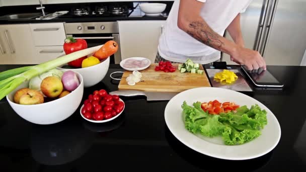 Chef profesional haciendo ensalada de verduras — Vídeo de stock