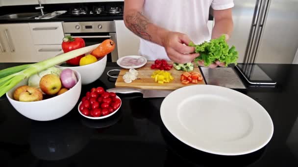 Професійний шеф-кухар робить овочевий салат — стокове відео