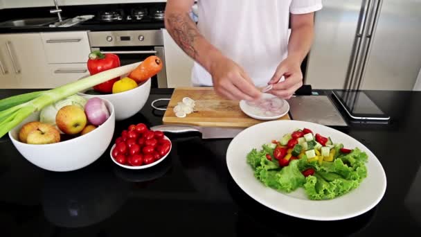 Chef profesional haciendo ensalada de verduras — Vídeo de stock