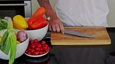 Profesyonel şef sebze salatası yapmak