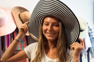 Şapka deposunda çalışan genç kadın