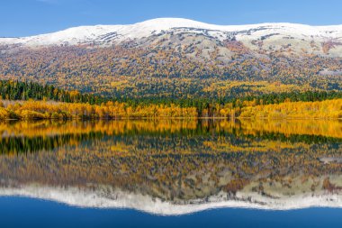 Göl sonbahar doğa ve dağ içinde belgili tanımlık geçmiş