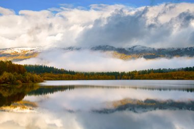 Göl sonbahar cennet dağ içinde belgili tanımlık geçmiş
