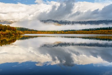 Göl sonbahar cennet dağ içinde belgili tanımlık geçmiş