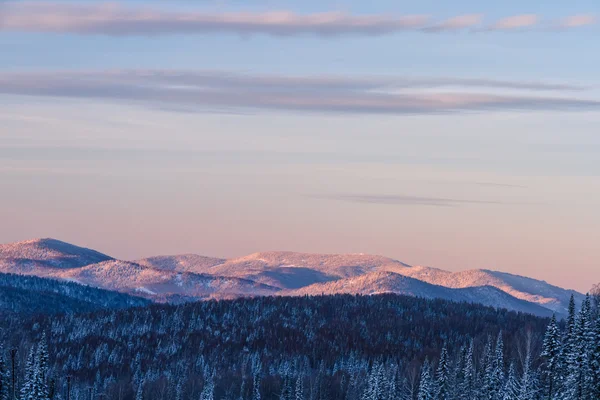 Vista de inverno do topo da montanha no fundo do pôr do sol — Fotografia de Stock