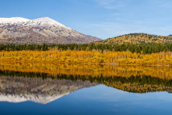 Lake in autumn cloudscape and mountain in the background — Stock Photo, Image