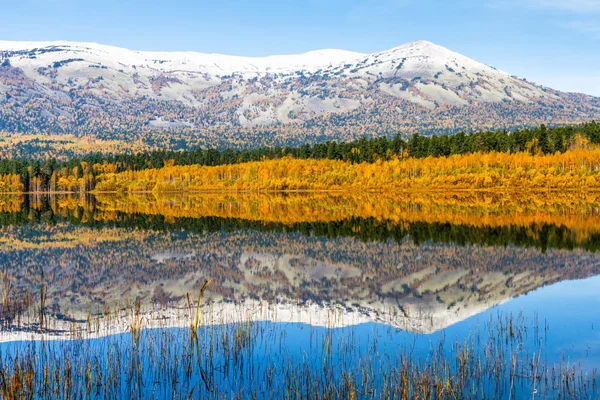 See im Herbst Wolkenlandschaft und Berg im Hintergrund — Stockfoto