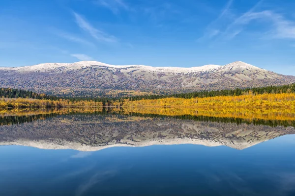 See im Herbst Wolkenlandschaft Berg im Hintergrund — Stockfoto
