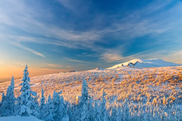 Vista de inverno do topo da montanha no fundo do pôr do sol — Fotografia de Stock