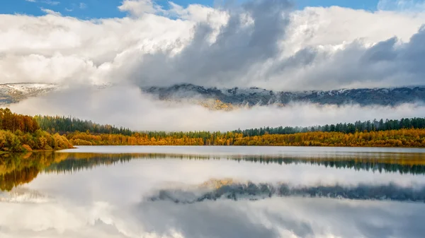 Lago no outono montanha de paisagem nublada no fundo — Fotografia de Stock