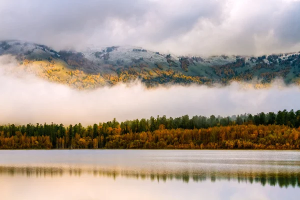 See im Herbst Wolkenlandschaft Berg im Hintergrund — Stockfoto