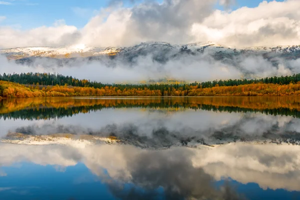 Göl sonbahar cennet dağ içinde belgili tanımlık geçmiş